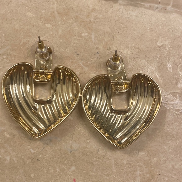 Chic Gold Heart Earrings - Picture 2 of 2